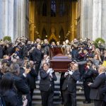 Centenares de personas despiden en Nueva York a Willie Colón entre aplausos y salsa