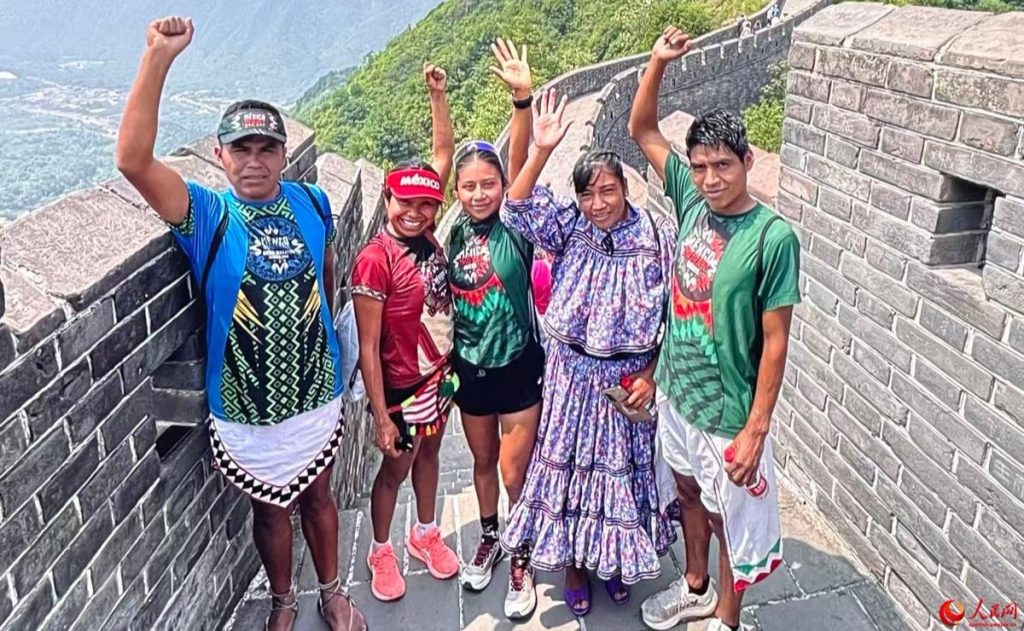 Diseño sin título - Atletas indígenas de México en Maratón de la Gran Muralla China