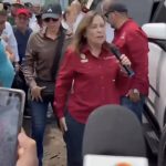 Critican a Rocío Nahle luego de saludar a un obrero de un ingenio en Veracruz y limpiarse la mano